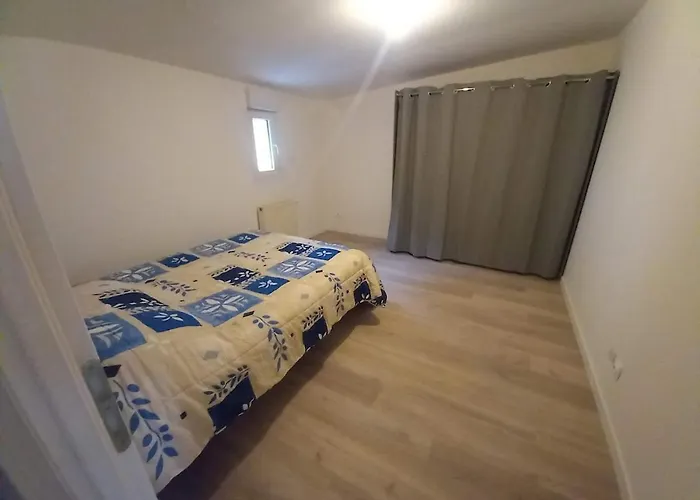 Beautiful 150 M Cottage, 4 Bedrooms, Sleeps 7 *